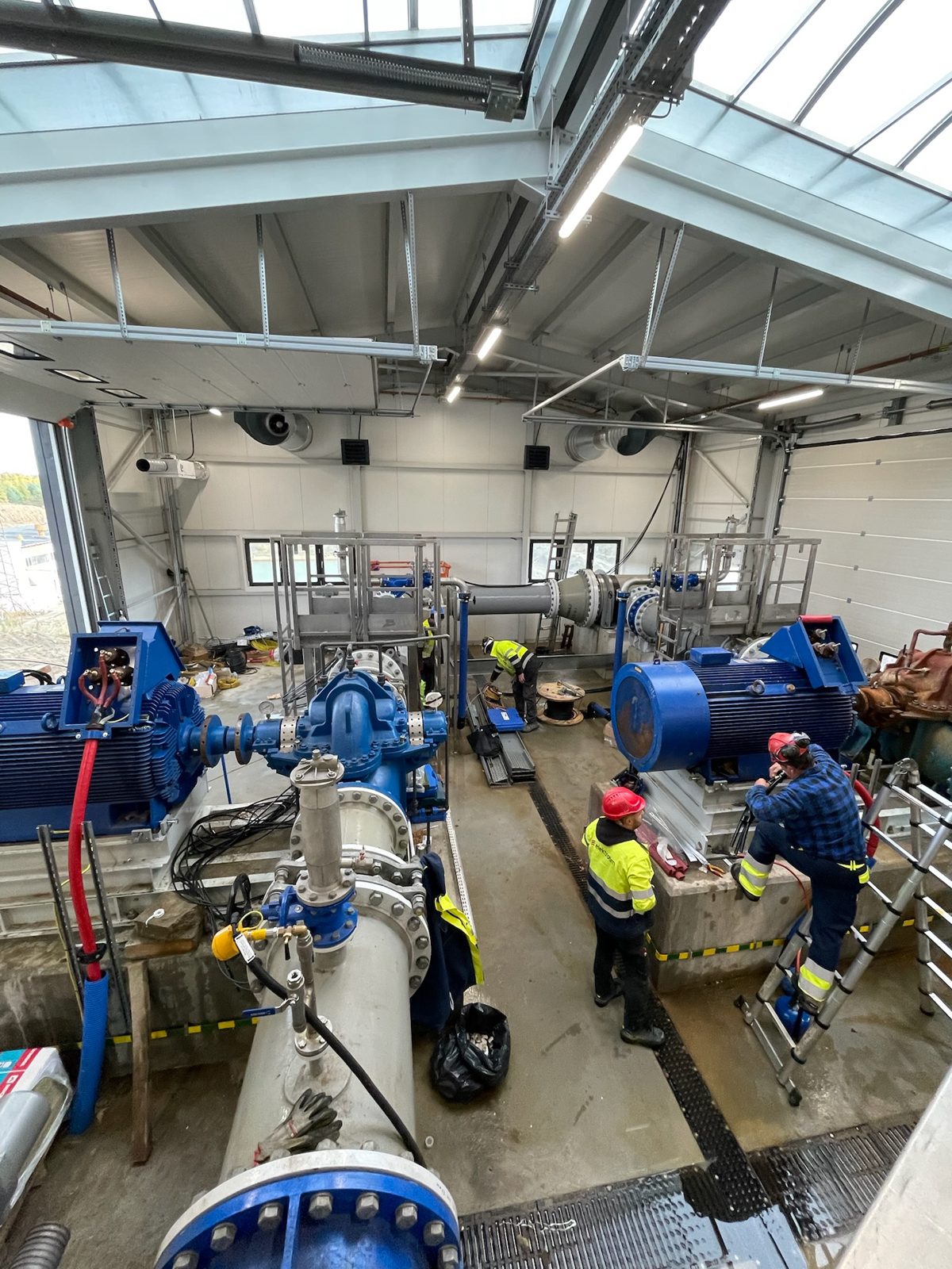 Pompy i rurociągi podczas montażu instalacji technologicznych w Zakładzie Hydrotechnicznym Żelazny Most